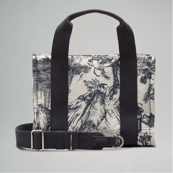 NWT Lululemon Boxy Mini Tote *Print - 4.5L Sketch Turtledove Navy/Obsidian - Picture 2 of 16